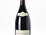 la bouteille de vin est posée sur la table, prête à être consommée