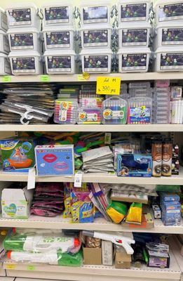 de nombreuses caisses de fournitures sur les rayons du magasin