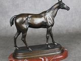 statue en bronze représentant un cheval, posée sur un socle en marbre, sur un fond gris