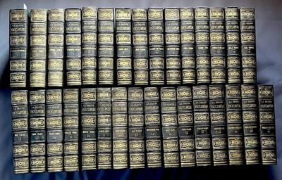 une pile de vieux livres empilés les uns sur les autres