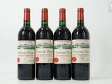 trois bouteilles de vin rouge posées sur une table blanche