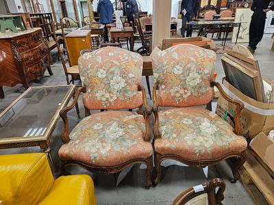 Une paire de FAUTEUILS en bois fruitier à décor sculpté de c…