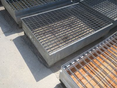 de nombreuses caisses métalliques alignées au sol