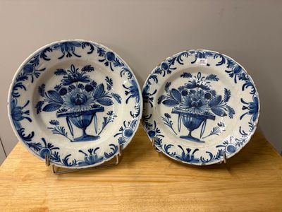 deux assiettes bleues et blanches ornées de fleurs, posées sur une table en bois
