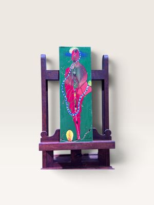 tableau représentant une femme assise sur une chaise en bois, avec une chaîne autour du cou