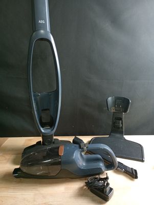 un aspirateur posé sur une table à côté d'une paire de ciseaux
