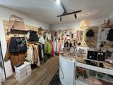 une photo d'une boutique de vêtements où sont exposés de nombreux vêtements
