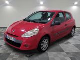 la photo d'une voiture rouge garée dans un garage