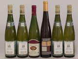six bouteilles de vin sont alignées sur une table