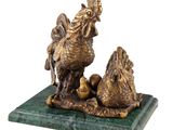figurine de coq en laiton sur un socle en marbre vert