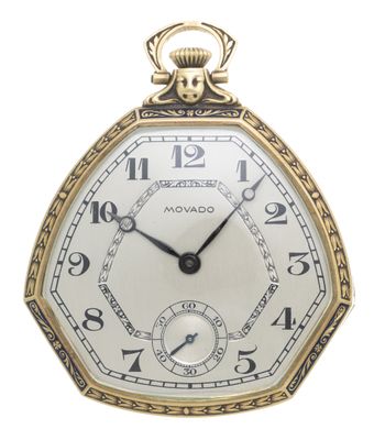 gros plan d'une montre de poche sur fond blanc