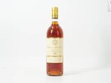 une bouteille de vin posée sur une table blanche
