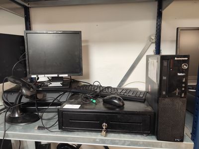 un bureau d'ordinateur équipé d'un écran, d'un clavier, d'une souris et d'autres appareils électroniques