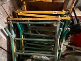 une pile de chaises vertes et jaunes dans un coin de la pièce