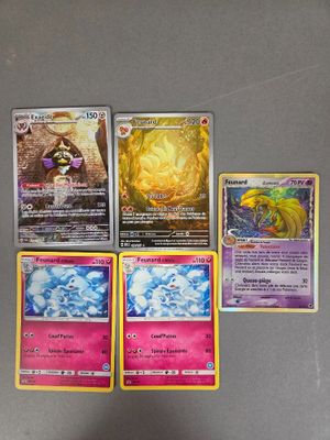 plusieurs cartes Pokémon posées les unes à côté des autres sur une table