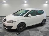 la photo d'une voiture blanche garée dans un garage
