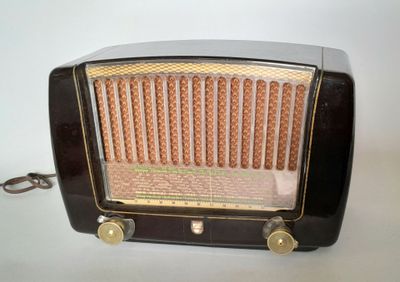 PHILIPS. Poste radio hollandais en bakelite brune type BF 31…