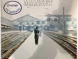 une photo d'un homme marchant le long des voies de train