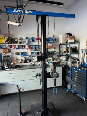 une photo d'un garage avec des outils posés sur des étagères