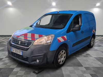 La petite camionnette bleue est garée dans une pièce au sol carrelé.