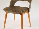 une chaise marron aux pieds en bois sur fond blanc