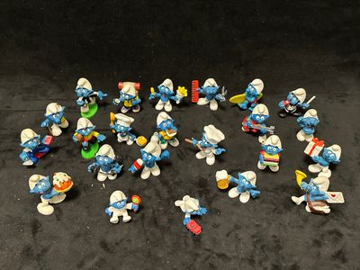 de nombreuses petites figurines de Schtroumpfs sur un fond noir