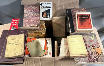 de nombreux livres dans une boîte en carton posée sur une table