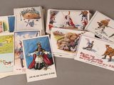 de nombreuses cartes représentant des personnes, posées sur une table
