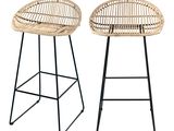 une paire de tabourets de bar en osier aux pieds noirs