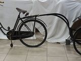 un vélo garé à côté d'une chaise