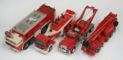 un grand nombre de camions jouets posés sur une table