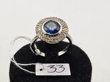 Gros plan sur une bague contenant une pierre bleue