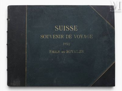 un vieux livre noir avec des lettres dorées sur fond blanc