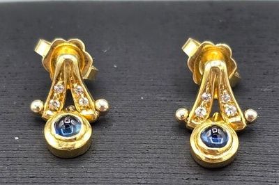 Paire de boucles d'oreilles en or jaune 750°°. La tête ajour…