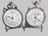 deux horloges posées côte à côte sur une table