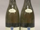 deux bouteilles de vin posées l'une à côté de l'autre sur une table