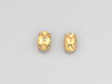 une paire de boucles d'oreilles à clous en saphir jaune