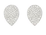une paire de boucles d'oreilles en or blanc et diamants