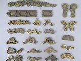 un assortiment de ferrures en laiton vieilli sur une surface blanche
