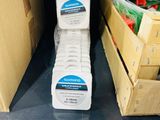 plusieurs boîtes de dentifrice sur une étagère dans un magasin