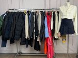 beaucoup de vêtements suspendus à une étagère dans une pièce