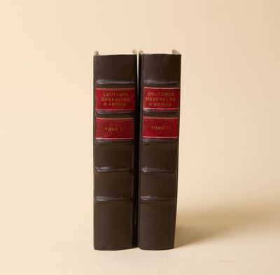 deux livres posés l'un sur l'autre sur une table