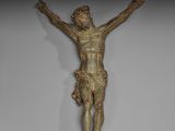 une image représentant une statue de Jésus sur une croix, accrochée au mur