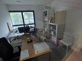 une photo floue d'un bureau avec un bureau et une chaise