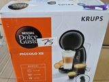 le carton d'une machine à café posé sur une table en bois