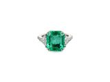 une bague en émeraude et diamant