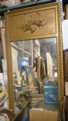 un grand miroir posé au milieu d'une pièce