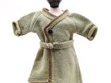 un mannequin vêtu d'un manteau vert et d'un chapeau