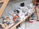 beaucoup d'articles qui prennent la poussière sur une étagère