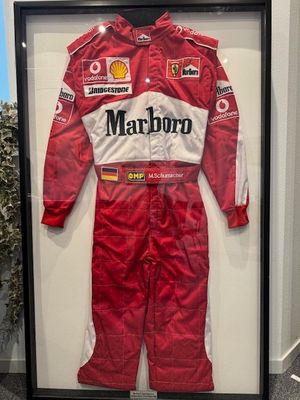 A partir de 10h00 : Combinaison de Michael SCHUMACHER, Pilote de formu